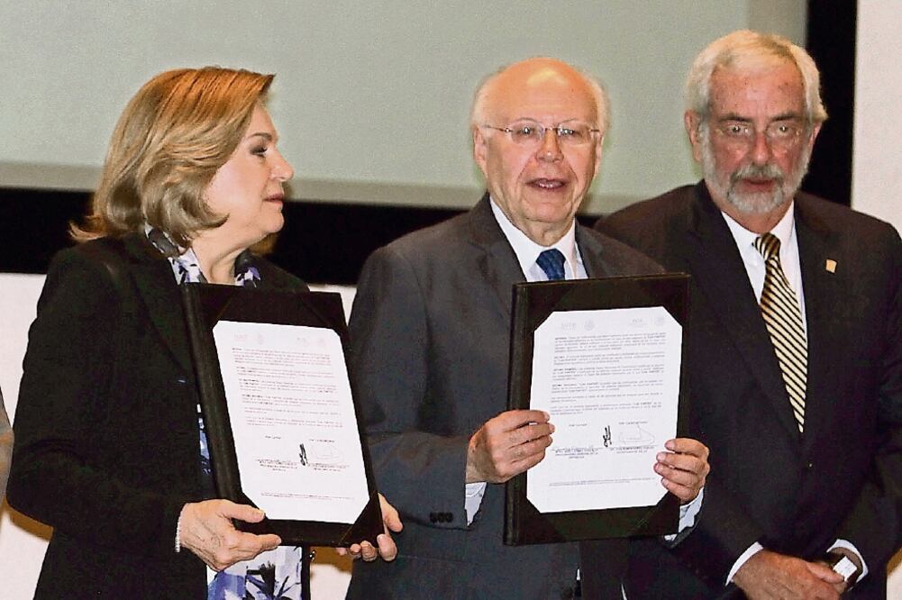 La titular de la PGR, Arely Gómez; el secretario de Salud, José Narro, y el rector de la UNAM, Enrique Graue, encabezaron la ceremonia por el Día Nacional de la Donación de Órganos y Tejidos (FRANCISCO GARCÍA. NOTIMEX)