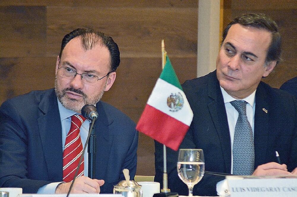 En su reunión con los integrantes del CCE, el canciller Luis Videgaray (izq.) descartó que se vaya a postular por algún cargo público el próximo año, y aseguró que se mantendrá en su posición actual. (CORTESÍA)