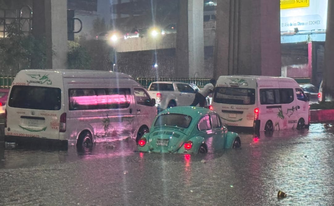 Se registra fuerte lluvia en el municipio de Naucalpan, sobre Periférico Norte, a la altura de Lomas Verdes con una una anegación de unos 50 cm. Foto: Valente Rosas/ EL UNIVERSAL