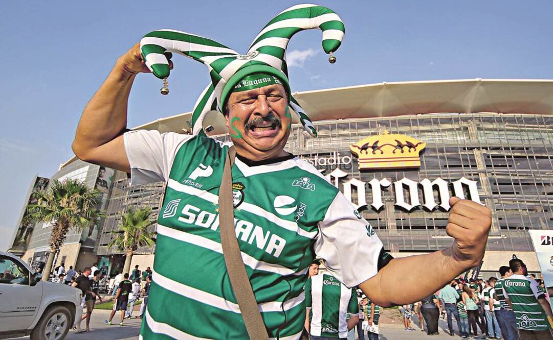 La afición en Torreón hizo de la final una colorida y peculiar fiesta que disfrutó de principio a fin con sus Santos. Foto: Imago7
