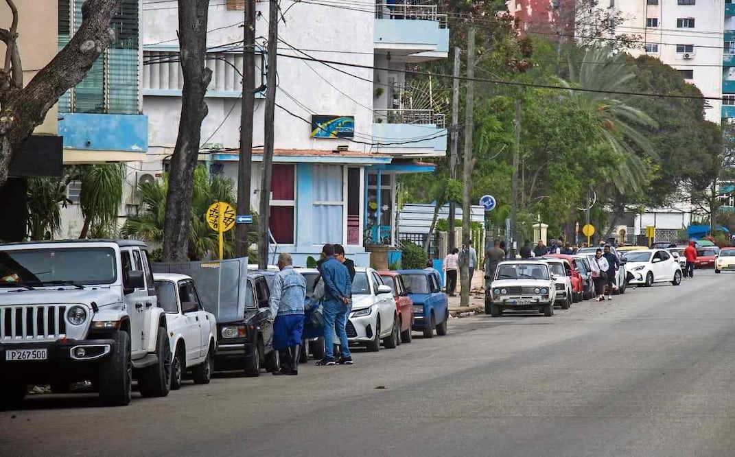 En los alrededores de los establecimientos de gasolina hay largas filas, con cuerpos bajo el sol, miradas vacías, motores apagados durante horas de espera. Foto: Cortesía Jéssica Gómez