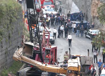 Excavadora cae y mata a dos en Interlomas