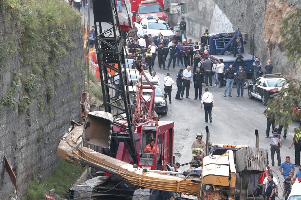 La circulación en vía Magna, a la altura de la glorieta de El Gato, se vio seriamente afectada por el retiro de los fierros de las unidades afectadas y los cuerpos de las dos víctimas mortales (VALENTE ROSAS. EL UNIVERSAL)