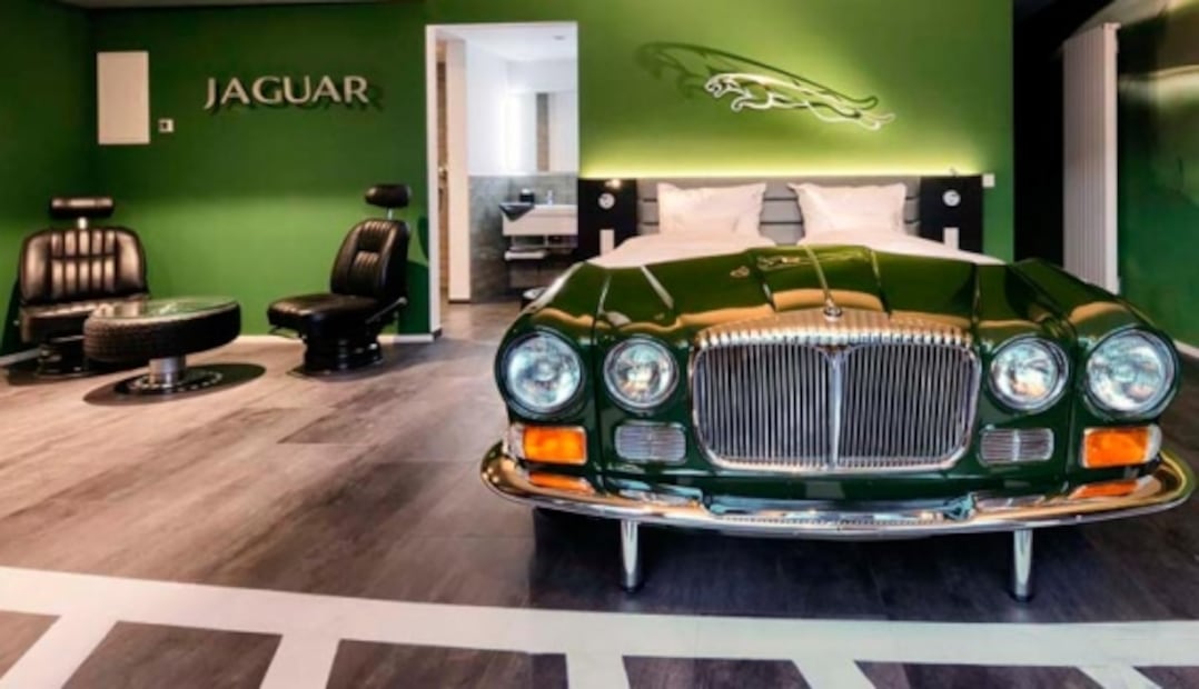 Hotel con camas en forma de coches para los fans del automovilismo