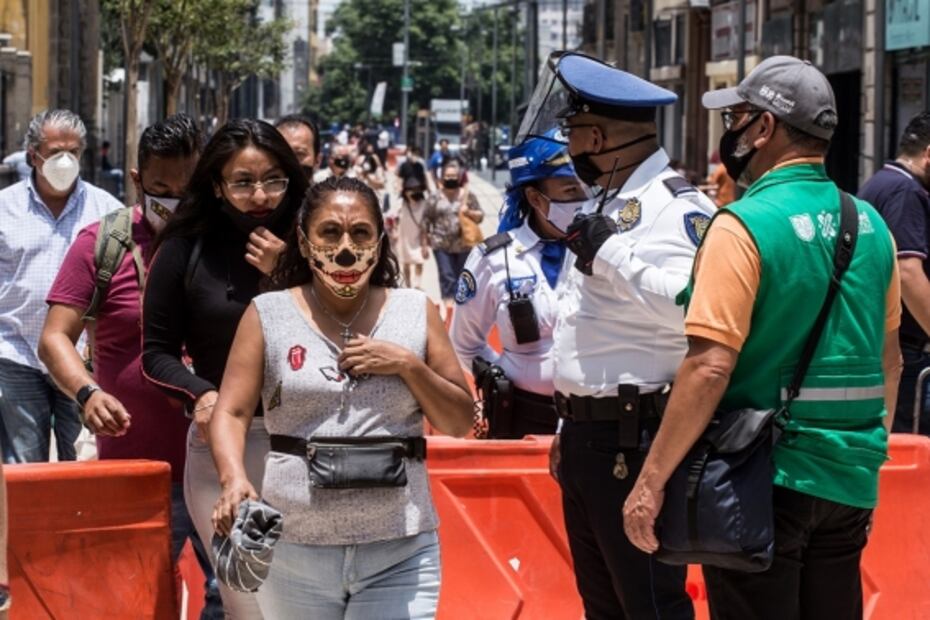 Restaurantes con pocos clientes, calles repletas y entierros con música marcan la nueva normalidad