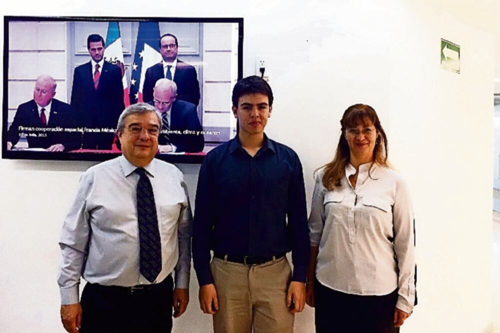 Édgar González junto con autoridades del área de Formación de Capital Humano de la Agencia Espacial Mexicana (ESPECIAL)