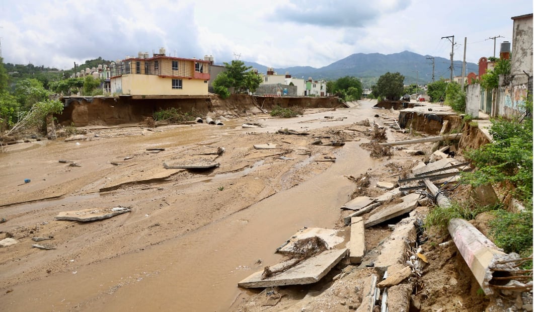 “Está a punto de colapsar todo esto y nuestro temor es que ya viene el otro ciclón y yo creo que se va a terminar de caer todo. Aquí lo primordial, lo que más necesitamos ahorita, es que nos pongan atención para ver si se puede construir un muro de contención para detener el flujo del agua, por si se vuelve a desbordar.”, explica. Foto: Valente Rosas/EL UNIVERSAL