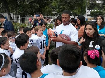 Kenyan Drake convive con niños de labio y paladar hendido en México