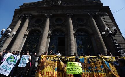 Integrantes de la Asamblea de Barrios protestan en Donceles