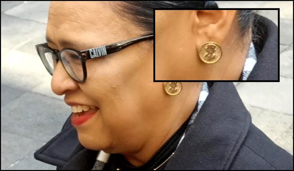 Rosa Icela Rodríguez presumió está mañana sus aretes con figura caricaturizada del presidente Andrés Manuel López Obrador. Foto: Pedro Villa y Caña