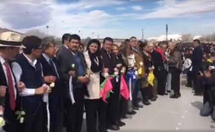 Mexicanos y estadounidenses realizan muro humano en la frontera 