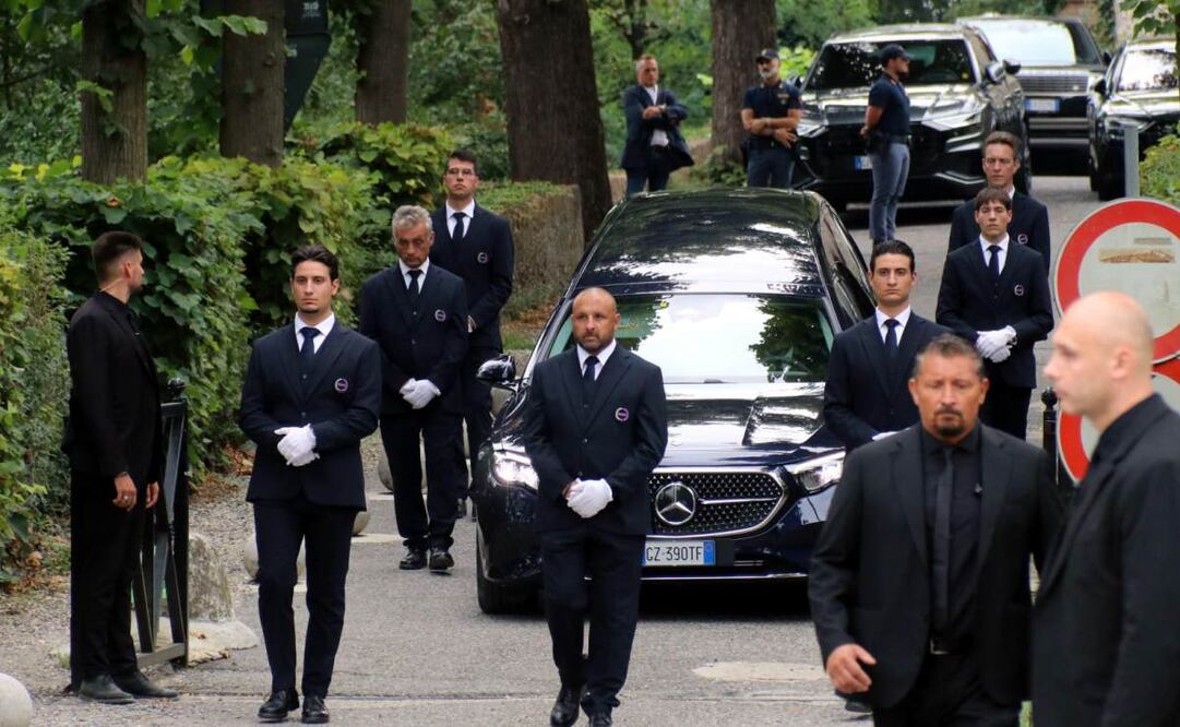 Un coche fúnebre transporta el ataúd del difunto diseñador de moda italiano Giorgio Armani durante el funeral privado celebrado en la iglesia de San Martino, en el pequeño pueblo de Rivalta, cerca de Piacenza, Italia, el 8 de septiembre de 2025. Armani falleció a los 91 años el 4 de septiembre de 2025. (08/09/25) Foto: EFE