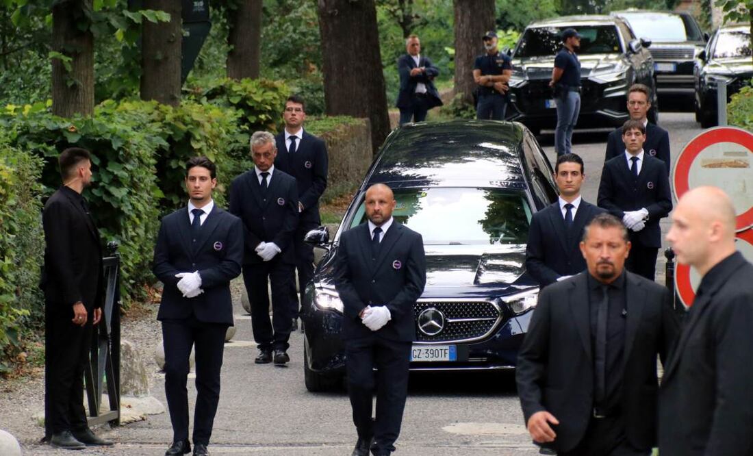 Un coche fúnebre transporta el ataúd del difunto diseñador de moda italiano Giorgio Armani durante el funeral privado celebrado en la iglesia de San Martino, en el pequeño pueblo de Rivalta, cerca de Piacenza, Italia, el 8 de septiembre de 2025. Armani falleció a los 91 años el 4 de septiembre de 2025. (08/09/25) Foto: EFE