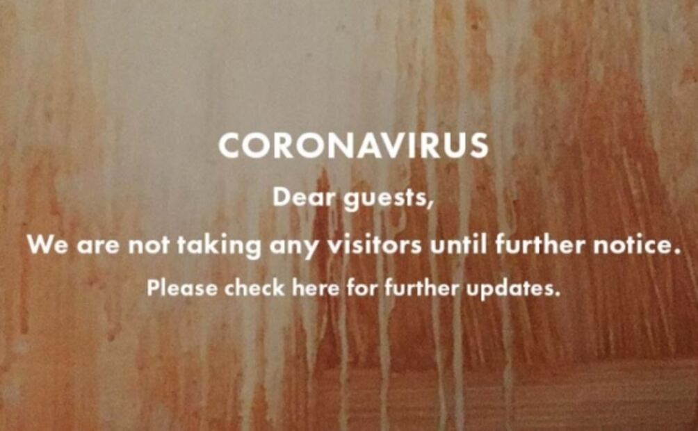 Banksy protege a su mono botones del coronavirus