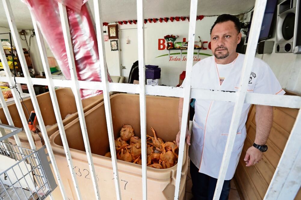 Desde 2014 Roberto es dueño de una pollería ubicada en Iztapalapa. Durante el último año su negocio fue asaltado tres veces. Aunque identifica bien a los probables responsables, prefirió no denunciar por miedo a las represalias.(LUIS CORTÉS. EL UNIVERSAL)