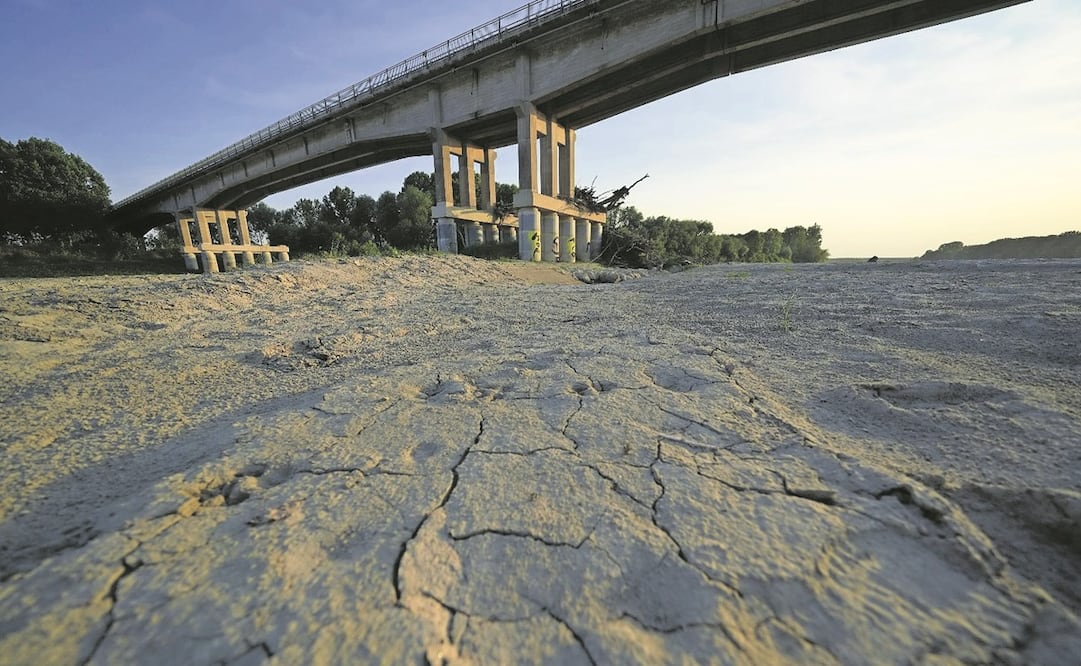 Puente en Boretto en el lecho seco del río Po en Italia. La creciente escasez de recursos naturales detonará el interés del crimen organizado, menciona Europol. Foto: AP.