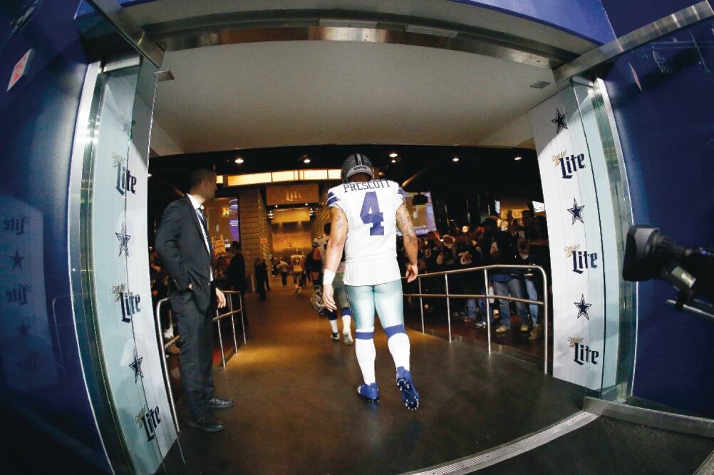 El quarterback Dak Prescott sufrió dos intercepciones ante Seahawks. (RON JENKINS. AP)