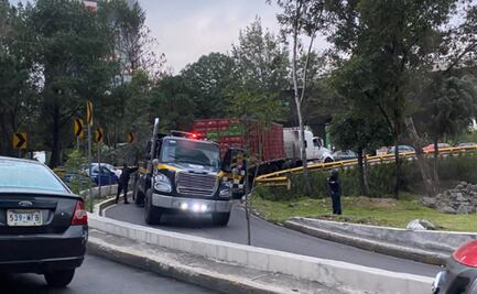 Camión con pollos se atora y complica la circulación en Periférico