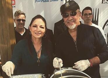 Gloria y Emilio Estefan sirven comidas por el Día de Acción de Gracias