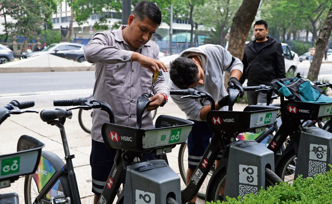 El personal acude a las cicloestaciones a reparar las unidades y tarda alrededor de 15 minutos. Realiza reemplazo de sillón, campanilla y ajustes a la liga y freno. Foto: Carlos Mejía / EL UNIVERSAL