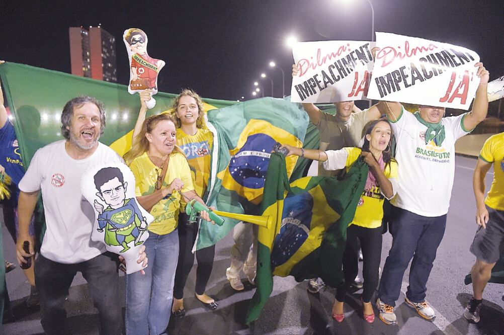 Brasileños celebran la decisión de someter a juicio político a la presidenta Dilma Rousseff, frente al Congreso, en Brasilia (EVARISTO SA. AFP)