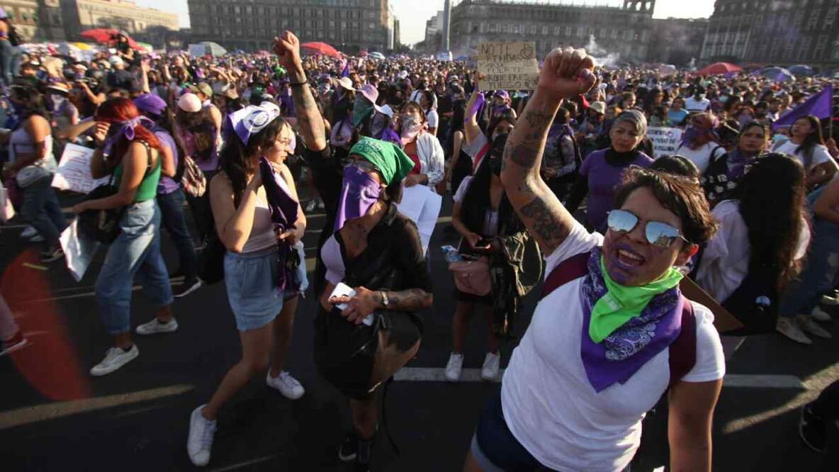 Este año, mujeres con pañuelos y prendas de colores morado y verde vuelven a las calles para exigir justicia por los feminicidios. Foto: Carlos Mejía/EL UNIVERSAL
