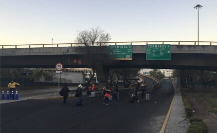 Cierres viales afectan a pasajeros de AICM; buscan llegar a pie