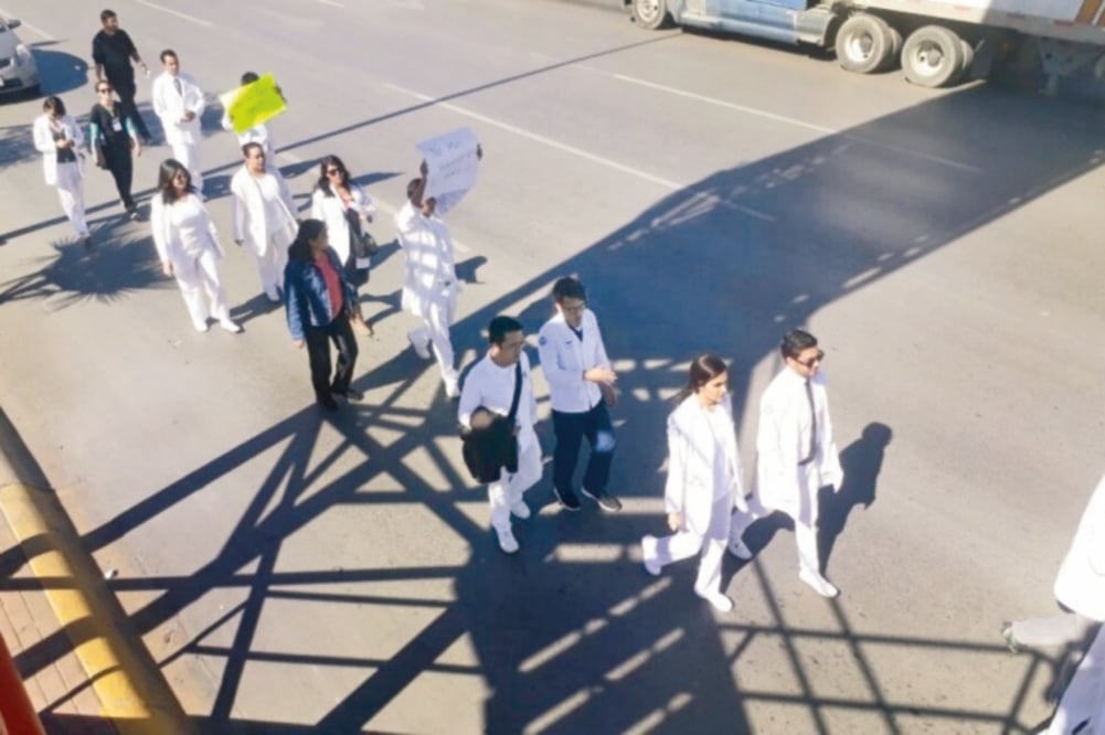 Estudiantes de Medicina de las universidades Autónoma de Juárez y Autónoma de Chihuahua marcharon para exigir que se garantice la seguridad de los pasantes que realizan su servicio social en la Sierra y noroeste del estado. (CORTESÍA NET NOTICIAS)