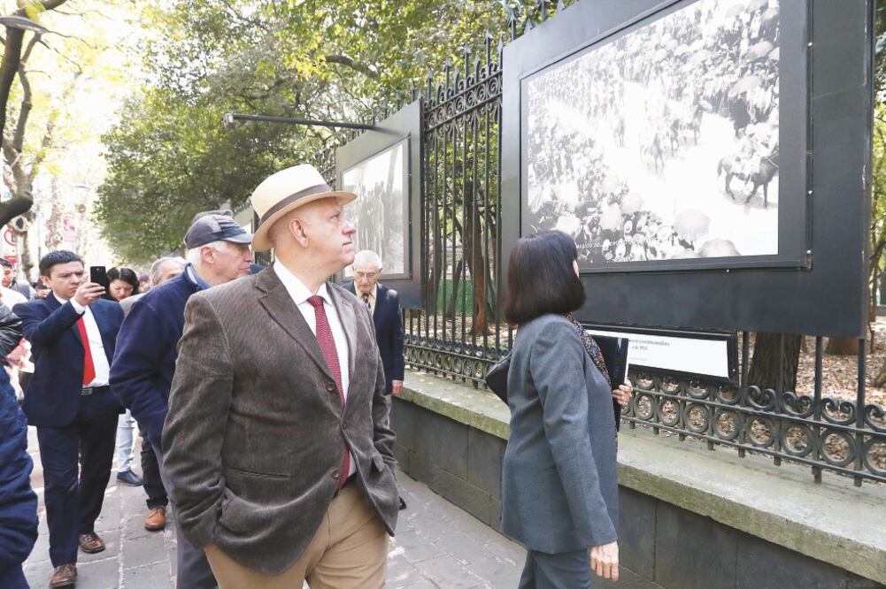 Autoridades de la capital del país inauguraron ayer la exposición Centenario de la Constitución de 1917 en la galería abierta Gandhi de las rejas del bosque sobre Paseo de la Reforma (ARIEL OJEDA. EL UNIVERSAL)