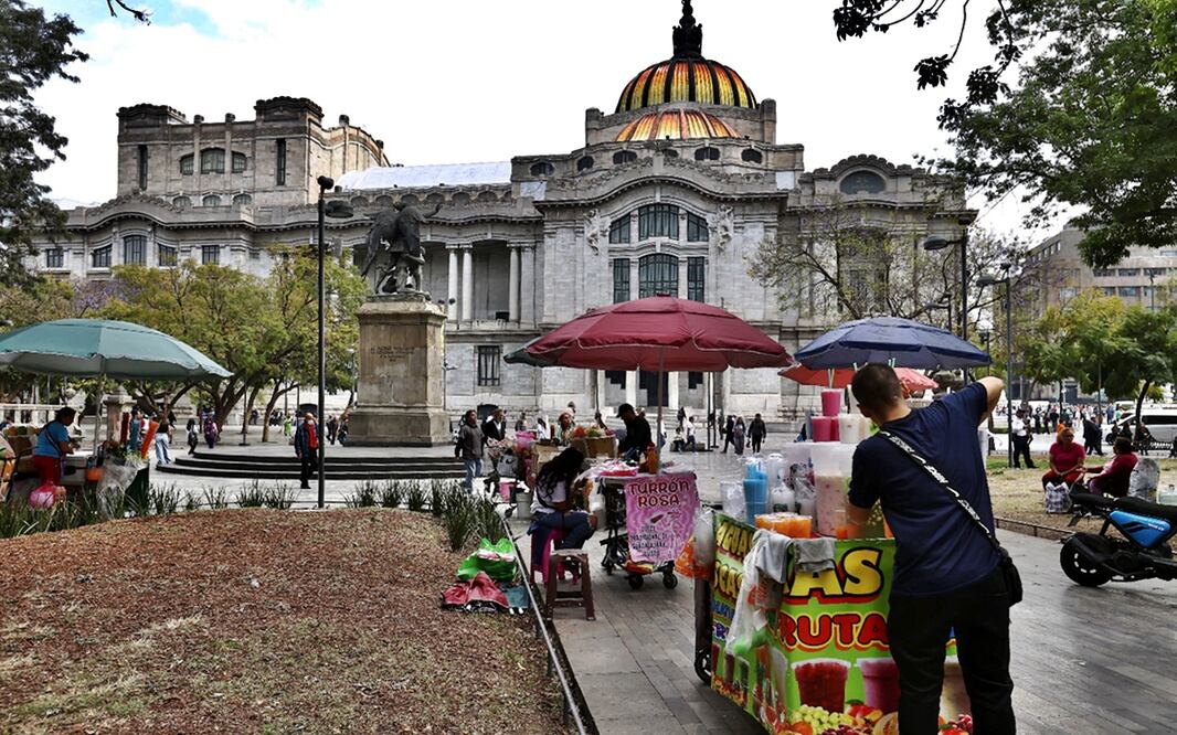 Ambulantes en la Alameda Central frente al Palacio de Bellas Artes, el 20 de febrero de 2025. Foto: Berenice Fregoso/EL UNIVERSAL