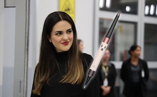 ¿Qué es “la Dyson” con la que Andrea Chávez se peina cada día para ir al Senado y cuánto cuesta?