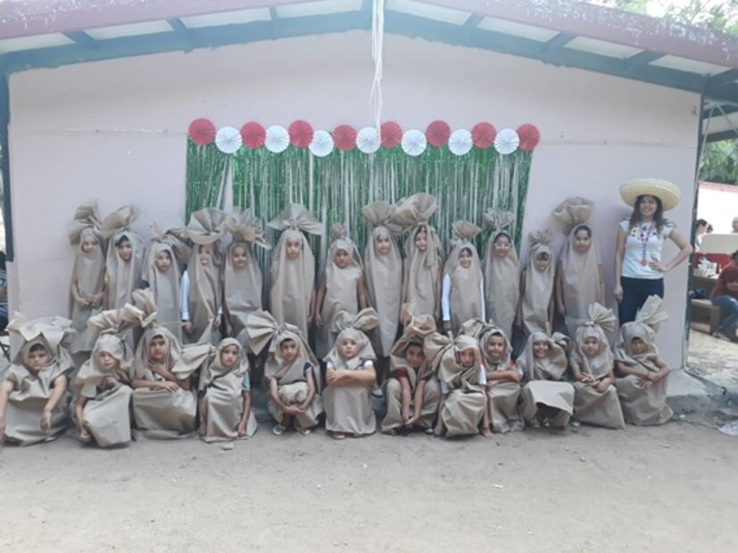 Maestra viste a sus alumnos de tamal para desfile y enternece las redes