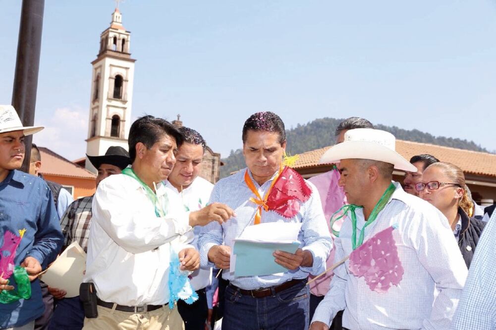 Silvano Aureoles Conejo, gobernador de Michoacán, inauguró diversas obras en San Lorenzo, Uruapan, en las que se destinaron más de 5 millones de pesos (ESPECIAL)