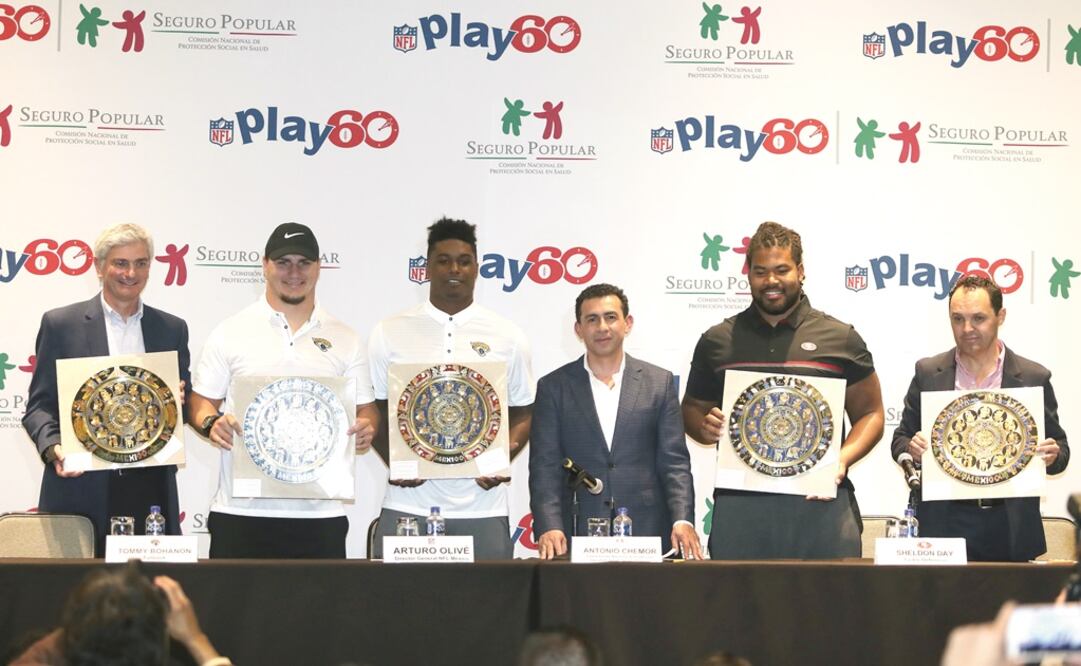 Arturo Olivé, Myles Jack y Tommy Bohanon apoyan que los niños se ejerciten una hora todos los días. (VALENTE ROSAS. EL UNIVERSAL)