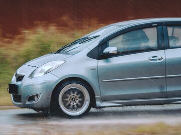 Qué hacer si tu auto sufre "aquaplaning" durante una tormenta