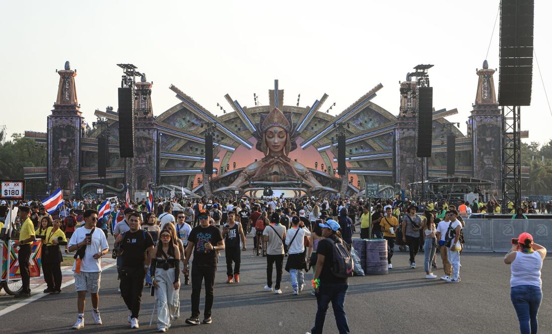 Ambiente durante el inicio del primer día del Festival EDC en el Autodromo Hermanos Rodríguez. Foto: Gabriel Pano/EL UNIVERSAL.