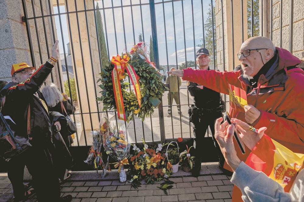 Seguidores del dictador Francisco Franco, ayer afuera del cementerio de Mingorrubio.  BERNAT ARMANGUE. AP