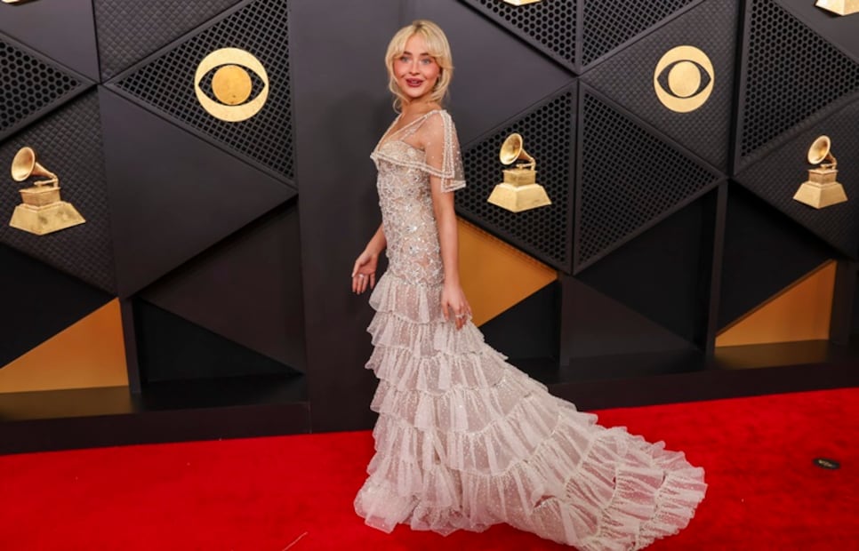 La cantante lució espectacular con este vestido con transparencias y olanes. Foto: EFE.