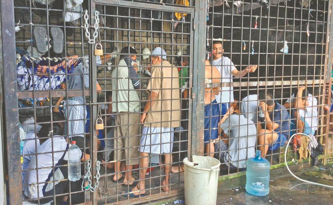 Pandilleros rivales de las maras Salvatrucha (MS-13) y 18 (M-18) en bartolinas o calabozos de la Policía Nacional Civil de El Salvador. Foto: José Meléndez. EL UNIVERSAL