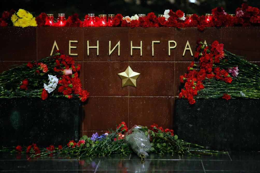 Flores permanecen en la estela "Leningrado" en recuerdo de las víctimas de una explosión en San Petersburgo, en Moscú, Rusia (Foto: Xinhua)