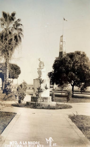 Una postal del Monumento a la Madre ubicado en Chetumal, Quintana Roo, a finales de los años cuarenta. La estatua fue emplazada en años posteriores en otro punto más atractivo. Col. Villasana.