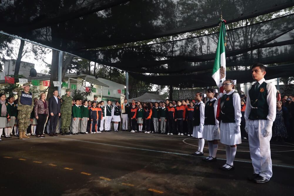 Aurelio Nuño, Secretario de Educación, visitó la escuela Secundaria Diurna 263 "Deporte para Todos" en la Ciudad de México puesto que fue una de las 103 escuelas que regresan a clases después del sismo. Foto: Ivan Stephens