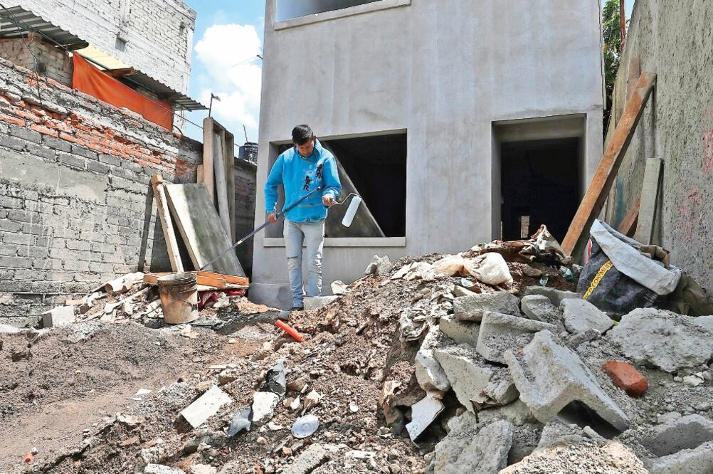 Entre los escombros se pueden ver las casas nuevas, de colores relucientes, que fueron edificadas por la Fundación Slim y el Gobierno de la Ciudad de México (FOTOS: IRVIN OLIVARES. EL UNIVERSAL)