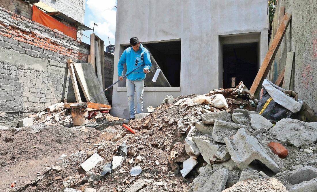 Entre los escombros se pueden ver las casas nuevas, de colores relucientes, que fueron edificadas por la Fundación Slim y el Gobierno de la Ciudad de México (FOTOS: IRVIN OLIVARES. EL UNIVERSAL)