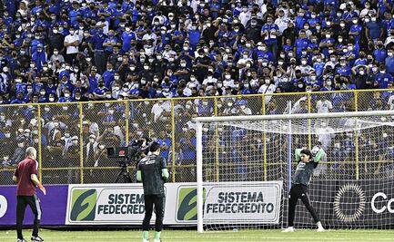 Aficionados tratan de agredir a Memo Ochoa