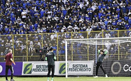 Aficionados tratan de agredir a Memo Ochoa