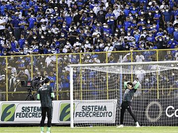 Aficionados tratan de agredir a Memo Ochoa