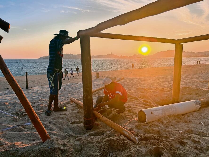 Trabajadores se esmeran para poner a Acapulco de pie. Foto: Iván Montaño