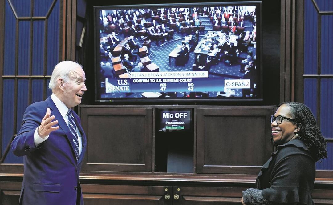 El presidente Joe Biden y la jueza Ketanji Brown Jackson observan cómo el Senado vota sobre su confirmación a la Corte Suprema, desde la Sala Roosevelt de la Casa Blanca, en Washington. Foto: Susan Walsh/AP