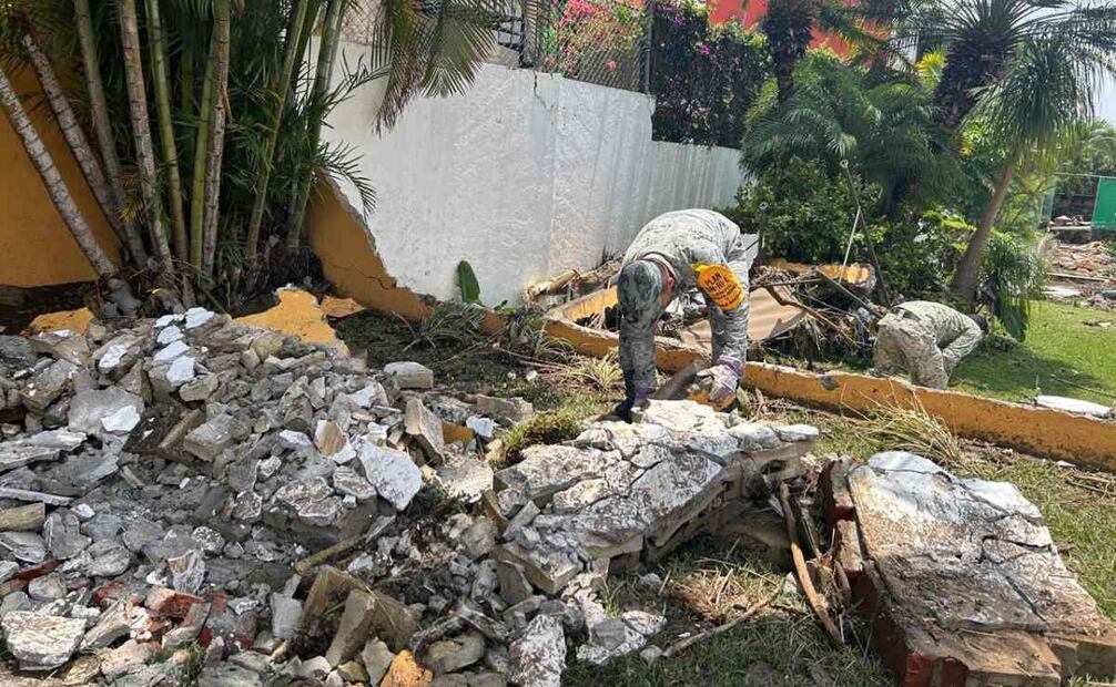 Por las afectaciones de las lluvias elementos de Bomberos y Protección Civil de la Secretaría de Protección y Auxilio Ciudadano trabajan desde esta mañana en distintas zonas de la ciudad. Foto: Especial.